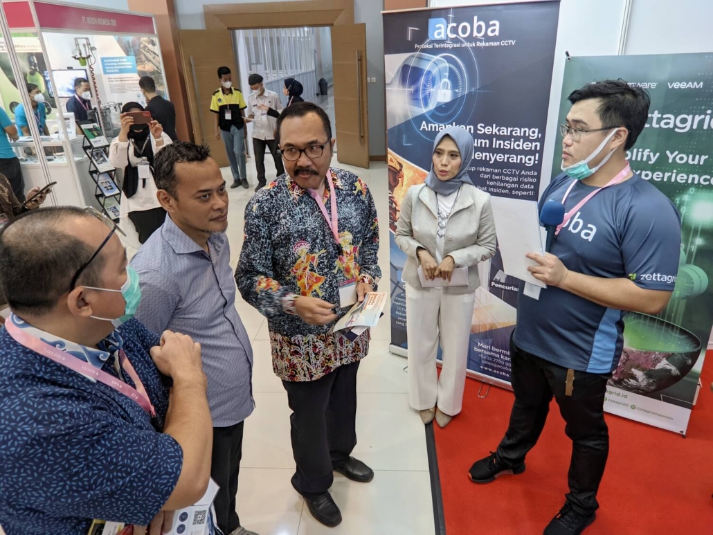 Kenny Kurniadi menyambut stafsus Pemkot Bekasi di booth PT Arupa Cloud Nusantara